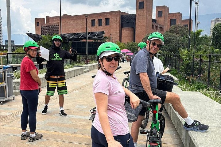 Passeio de bicicleta elétrica pelas ruas coloridas, parques e miradouros de Medellín, incluindo café e lanches, foto 45 | wizardtrip