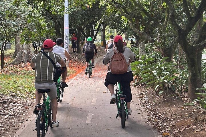 Passeio de bicicleta elétrica pelas ruas coloridas, parques e miradouros de Medellín, incluindo café e lanches, foto 46 | wizardtrip