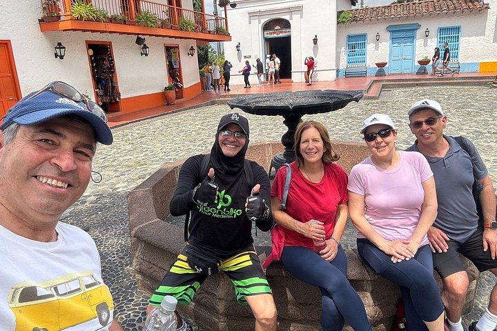Passeio de bicicleta elétrica pelas ruas coloridas, parques e miradouros de Medellín, incluindo café e lanches, foto 47 | wizardtrip