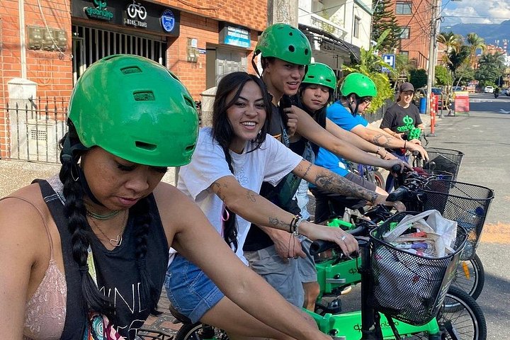 Passeio de bicicleta elétrica pelas ruas coloridas, parques e miradouros de Medellín, incluindo café e lanches, foto 50 | wizardtrip