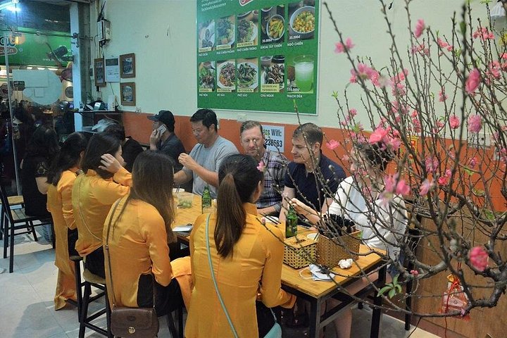 Nächtliche Motorrad-Food-Tour in Hanoi, Vietnam, mit lokaler Küche und Sehenswürdigkeiten, Foto 15 | wizardtrip