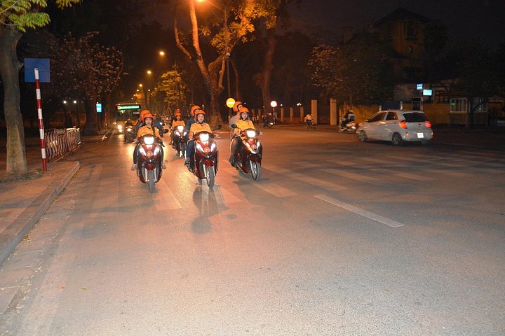 Nächtliche Motorrad-Food-Tour in Hanoi, Vietnam, mit lokaler Küche und Sehenswürdigkeiten, Foto 22 | wizardtrip