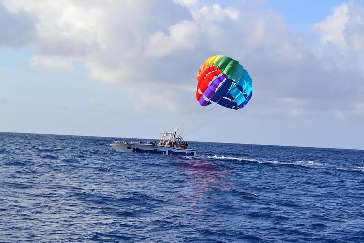 Parasailing avontuur boven Waikiki, Oahu, met een prachtig uitzicht op de kustlijn en de oceaan, foto 6 | wizardtrip