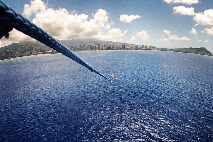 Parasailing avontuur boven Waikiki, Oahu, met een prachtig uitzicht op de kustlijn en de oceaan, foto 7 | wizardtrip