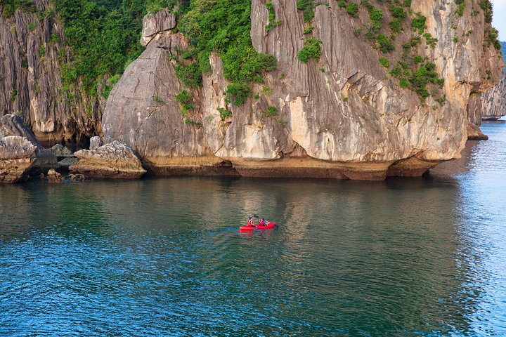 Luksuriøst 5-stjerners cruise som navigerer gjennom det fantastiske karstlandskapet i Halong Bay og Lan Ha Bay, Vietnam, foto 12 | wizardtrip