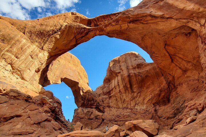 Guided tour of Arches National Park from Moab in a Panoramic Van, showcasing unique rock formations, photo 14 | wizardtrip