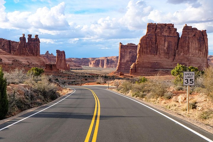 Guided tour of Arches National Park from Moab in a Panoramic Van, showcasing unique rock formations, photo 16 | wizardtrip