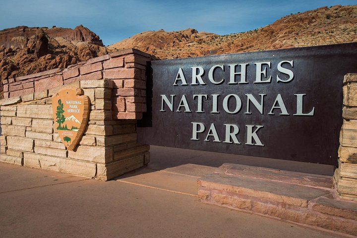 Guided tour of Arches National Park from Moab in a Panoramic Van, showcasing unique rock formations, photo 18 | wizardtrip
