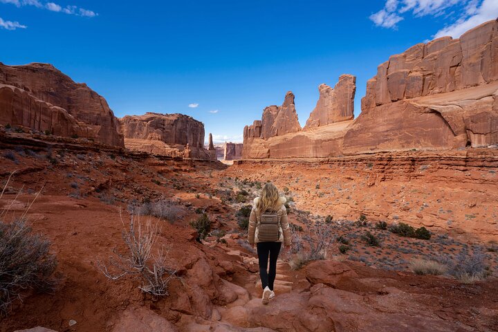 Guided tour of Arches National Park from Moab in a Panoramic Van, showcasing unique rock formations, photo 23 | wizardtrip