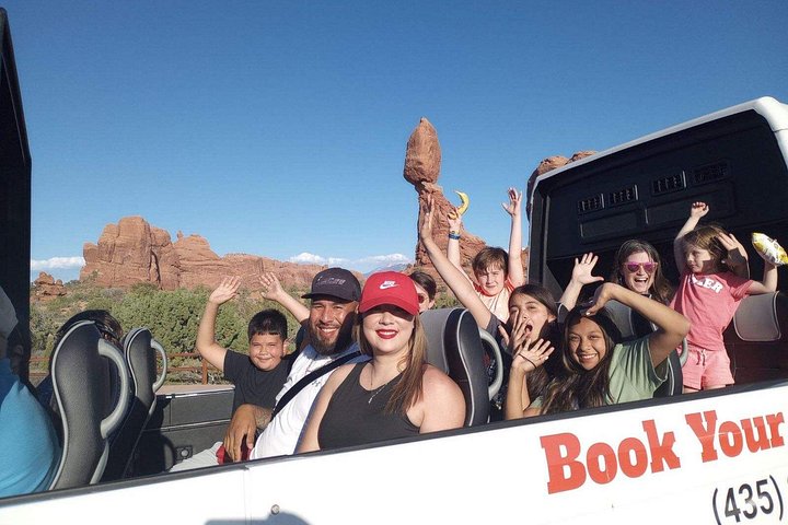 Guided tour of Arches National Park from Moab in a Panoramic Van, showcasing unique rock formations, photo 27 | wizardtrip