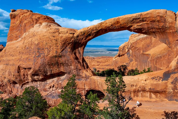 Guided tour of Arches National Park from Moab in a Panoramic Van, showcasing unique rock formations, photo 31 | wizardtrip