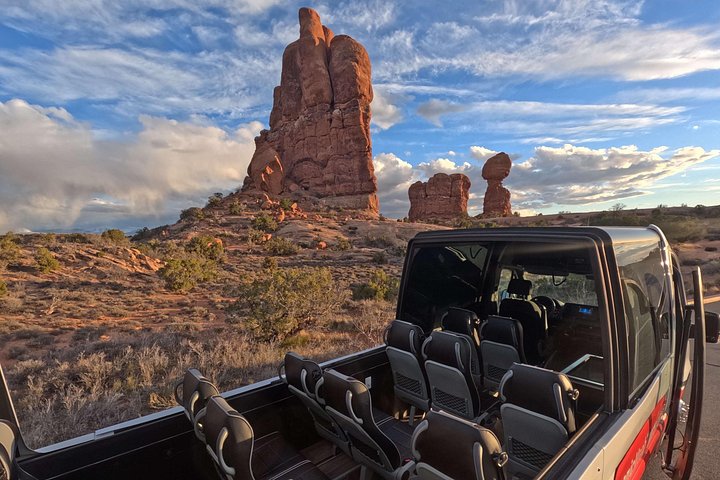Guided tour of Arches National Park from Moab in a Panoramic Van, showcasing unique rock formations, photo 33 | wizardtrip