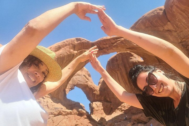 Guided tour of Arches National Park from Moab in a Panoramic Van, showcasing unique rock formations, photo 36 | wizardtrip