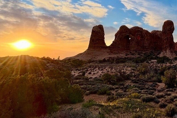 Guided tour of Arches National Park from Moab in a Panoramic Van, showcasing unique rock formations, photo 38 | wizardtrip
