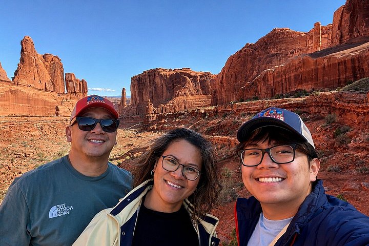 Guided tour of Arches National Park from Moab in a Panoramic Van, showcasing unique rock formations, photo 39 | wizardtrip