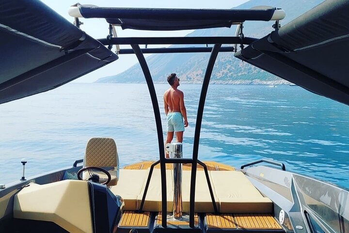 Speedboot-Tour von Split zur Blauen Grotte, Hvar und umliegenden Inseln, die atemberaubende Adriaküste und Aktivitäten zeigt, Foto 6 | wizardtrip