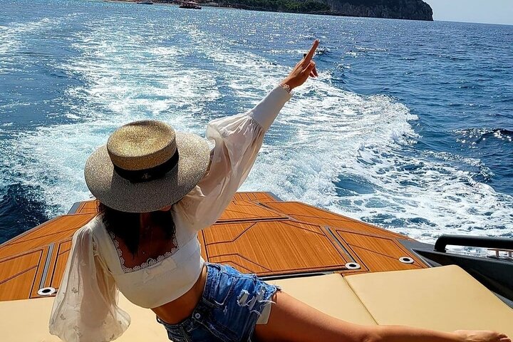 Speedboot-Tour von Split zur Blauen Grotte, Hvar und umliegenden Inseln, die atemberaubende Adriaküste und Aktivitäten zeigt, Foto 7 | wizardtrip