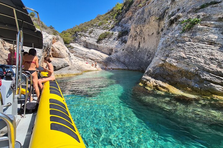 Speedboot-Tour von Split zur Blauen Grotte, Hvar und umliegenden Inseln, die atemberaubende Adriaküste und Aktivitäten zeigt, Foto 8 | wizardtrip