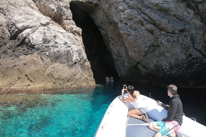 Speedboot-Tour von Split zur Blauen Grotte, Hvar und umliegenden Inseln, die atemberaubende Adriaküste und Aktivitäten zeigt, Foto 9 | wizardtrip