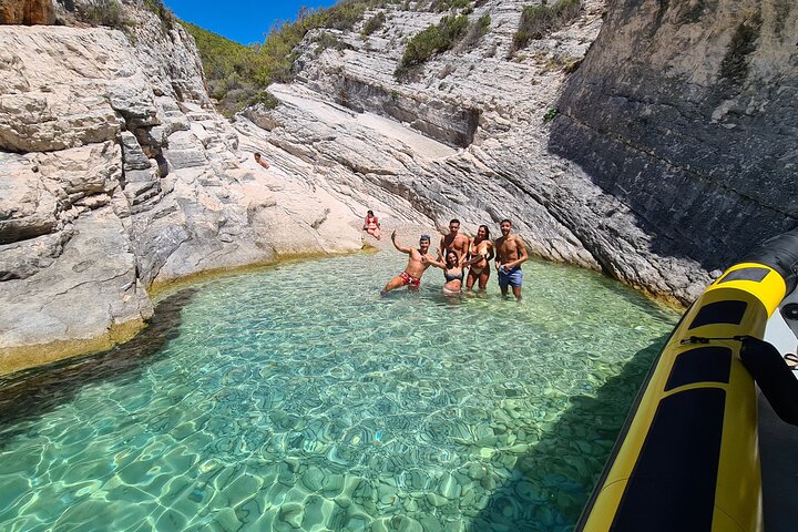 Speedboot-Tour von Split zur Blauen Grotte, Hvar und umliegenden Inseln, die atemberaubende Adriaküste und Aktivitäten zeigt, Foto 11 | wizardtrip