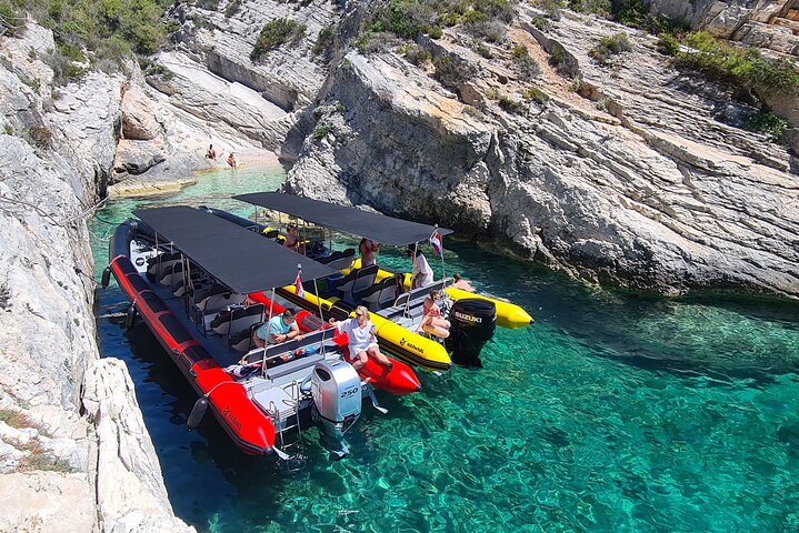 Speedboot-Tour von Split zur Blauen Grotte, Hvar und umliegenden Inseln, die atemberaubende Adriaküste und Aktivitäten zeigt, Foto 14 | wizardtrip