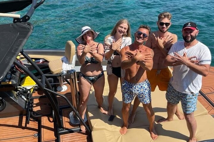 Speedboot-Tour von Split zur Blauen Grotte, Hvar und umliegenden Inseln, die atemberaubende Adriaküste und Aktivitäten zeigt, Foto 15 | wizardtrip