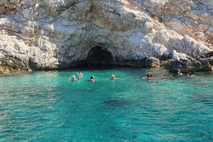 Speedboot-Tour von Split zur Blauen Grotte, Hvar und umliegenden Inseln, die atemberaubende Adriaküste und Aktivitäten zeigt, Foto 16 | wizardtrip
