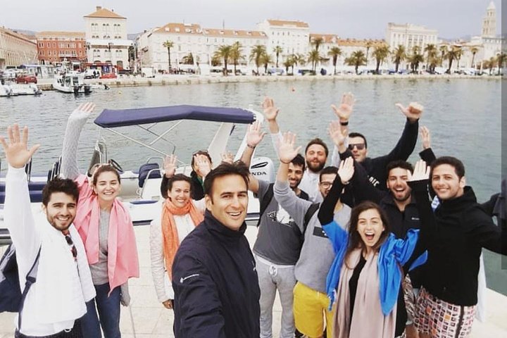 Speedboot-Tour von Split zur Blauen Grotte, Hvar und umliegenden Inseln, die atemberaubende Adriaküste und Aktivitäten zeigt, Foto 19 | wizardtrip