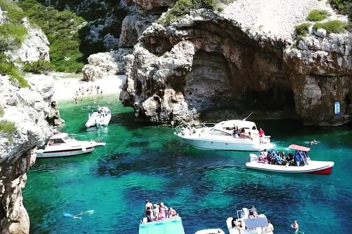 Speedboot-Tour von Split zur Blauen Grotte, Hvar und umliegenden Inseln, die atemberaubende Adriaküste und Aktivitäten zeigt, Foto 20 | wizardtrip