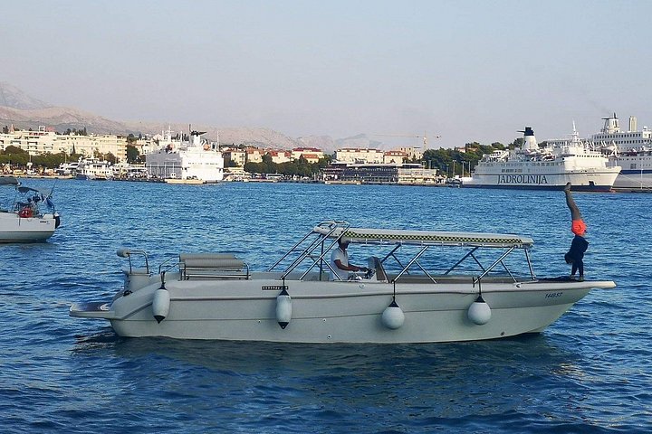 Speedboot-Tour von Split zur Blauen Grotte, Hvar und umliegenden Inseln, die atemberaubende Adriaküste und Aktivitäten zeigt, Foto 21 | wizardtrip