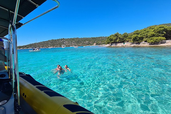 Speedboot-Tour von Split zur Blauen Grotte, Hvar und umliegenden Inseln, die atemberaubende Adriaküste und Aktivitäten zeigt, Foto 22 | wizardtrip