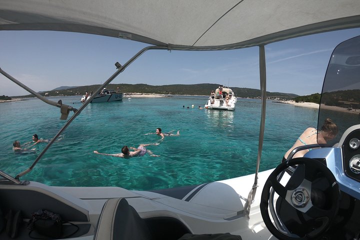 Speedboot-Tour von Split zur Blauen Grotte, Hvar und umliegenden Inseln, die atemberaubende Adriaküste und Aktivitäten zeigt, Foto 23 | wizardtrip