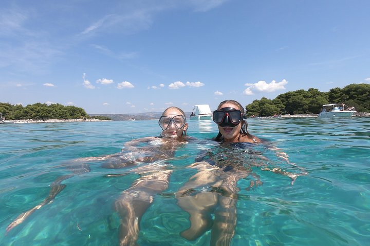 Speedboot-Tour von Split zur Blauen Grotte, Hvar und umliegenden Inseln, die atemberaubende Adriaküste und Aktivitäten zeigt, Foto 24 | wizardtrip