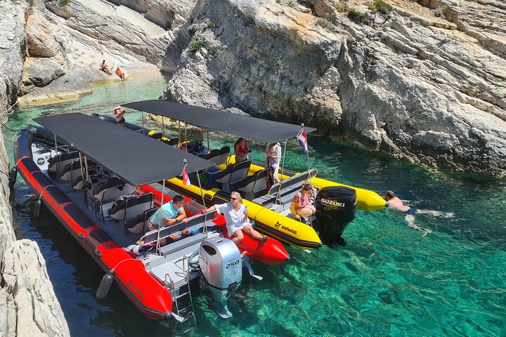 Speedboot-Tour von Split zur Blauen Grotte, Hvar und umliegenden Inseln, die atemberaubende Adriaküste und Aktivitäten zeigt, Foto 25 | wizardtrip