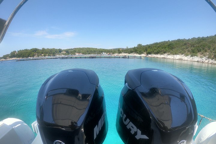 Speedboot-Tour von Split zur Blauen Grotte, Hvar und umliegenden Inseln, die atemberaubende Adriaküste und Aktivitäten zeigt, Foto 26 | wizardtrip