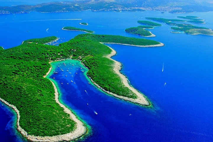 Speedboot-Tour von Split zur Blauen Grotte, Hvar und umliegenden Inseln, die atemberaubende Adriaküste und Aktivitäten zeigt, Foto 27 | wizardtrip