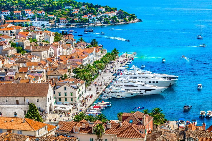 Speedboot-Tour von Split zur Blauen Grotte, Hvar und umliegenden Inseln, die atemberaubende Adriaküste und Aktivitäten zeigt, Foto 28 | wizardtrip