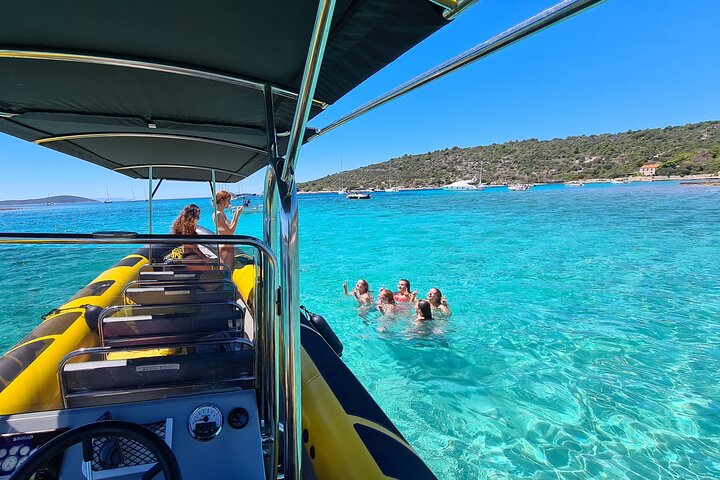 Speedboot-Tour von Split zur Blauen Grotte, Hvar und umliegenden Inseln, die atemberaubende Adriaküste und Aktivitäten zeigt, Foto 33 | wizardtrip