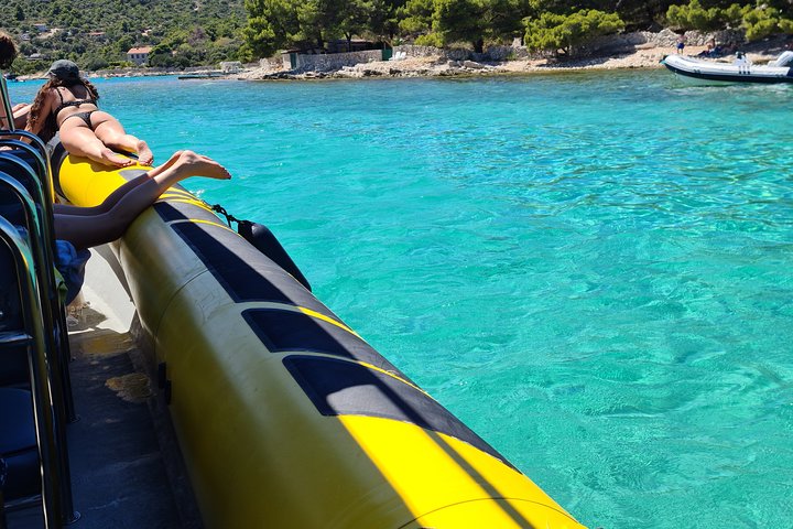 Speedboot-Tour von Split zur Blauen Grotte, Hvar und umliegenden Inseln, die atemberaubende Adriaküste und Aktivitäten zeigt, Foto 34 | wizardtrip