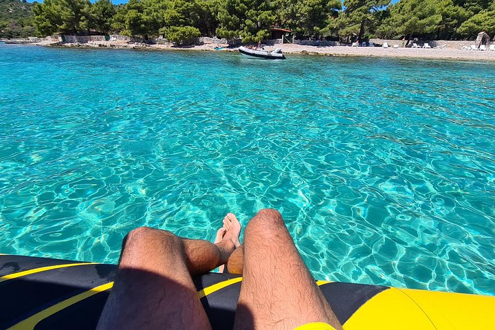 Speedboot-Tour von Split zur Blauen Grotte, Hvar und umliegenden Inseln, die atemberaubende Adriaküste und Aktivitäten zeigt, Foto 35 | wizardtrip