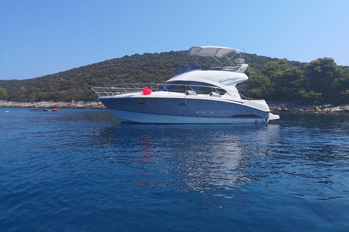 Speedboot-Tour von Split zur Blauen Grotte, Hvar und umliegenden Inseln, die atemberaubende Adriaküste und Aktivitäten zeigt, Foto 36 | wizardtrip