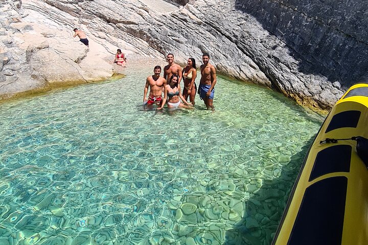 Speedboot-Tour von Split zur Blauen Grotte, Hvar und umliegenden Inseln, die atemberaubende Adriaküste und Aktivitäten zeigt, Foto 37 | wizardtrip