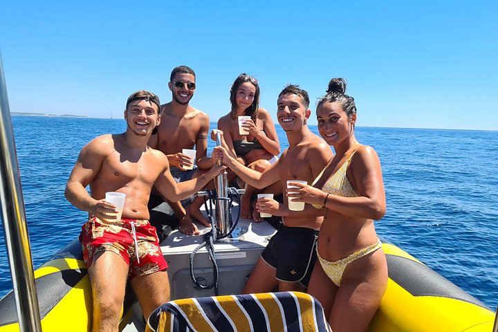 Speedboot-Tour von Split zur Blauen Grotte, Hvar und umliegenden Inseln, die atemberaubende Adriaküste und Aktivitäten zeigt, Foto 38 | wizardtrip
