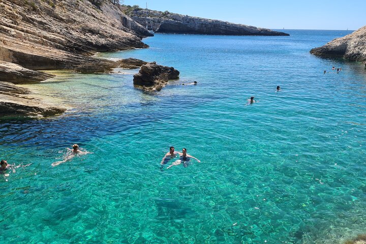 Speedboot-Tour von Split zur Blauen Grotte, Hvar und umliegenden Inseln, die atemberaubende Adriaküste und Aktivitäten zeigt, Foto 39 | wizardtrip