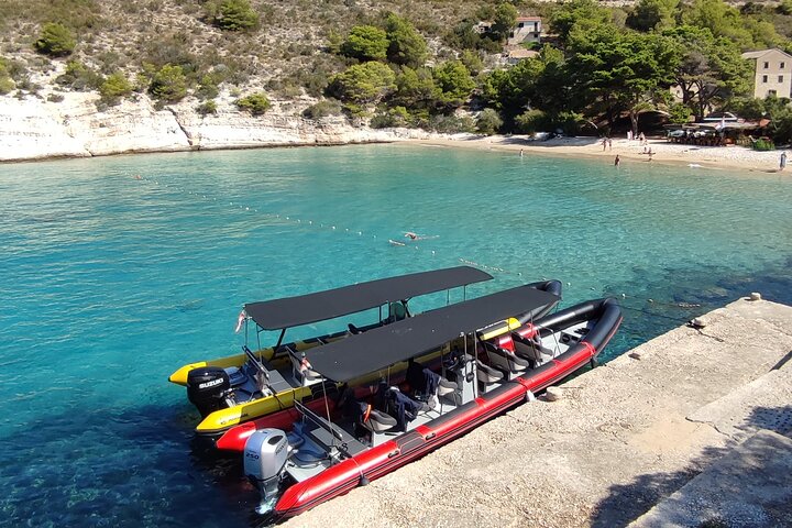 Speedboot-Tour von Split zur Blauen Grotte, Hvar und umliegenden Inseln, die atemberaubende Adriaküste und Aktivitäten zeigt, Foto 40 | wizardtrip