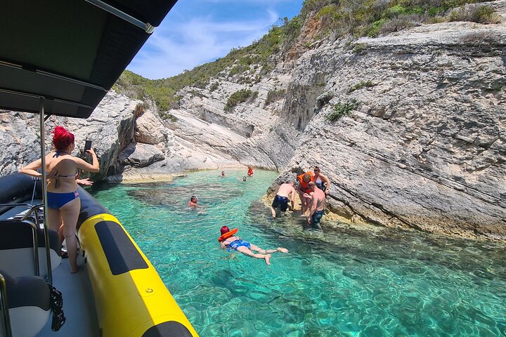 Speedboot-Tour von Split zur Blauen Grotte, Hvar und umliegenden Inseln, die atemberaubende Adriaküste und Aktivitäten zeigt, Foto 41 | wizardtrip