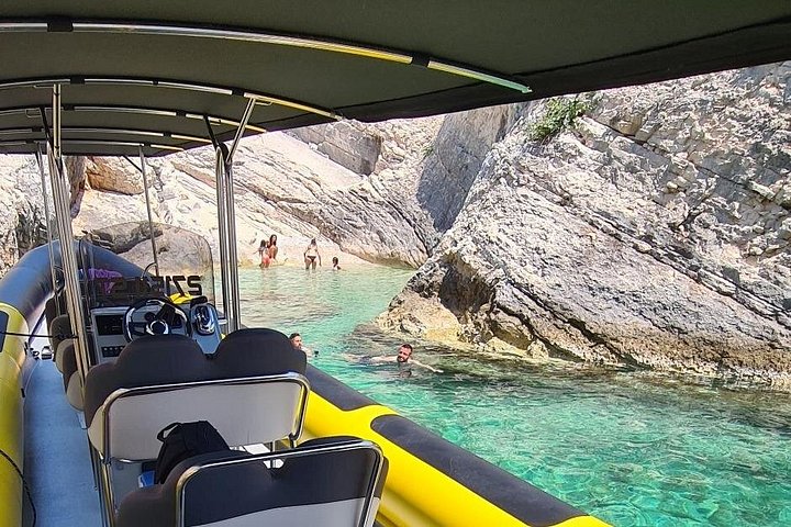 Speedboot-Tour von Split zur Blauen Grotte, Hvar und umliegenden Inseln, die atemberaubende Adriaküste und Aktivitäten zeigt, Foto 42 | wizardtrip