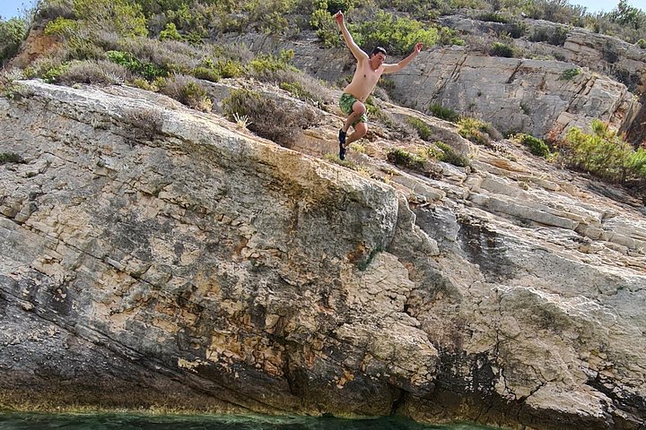 Speedboot-Tour von Split zur Blauen Grotte, Hvar und umliegenden Inseln, die atemberaubende Adriaküste und Aktivitäten zeigt, Foto 43 | wizardtrip