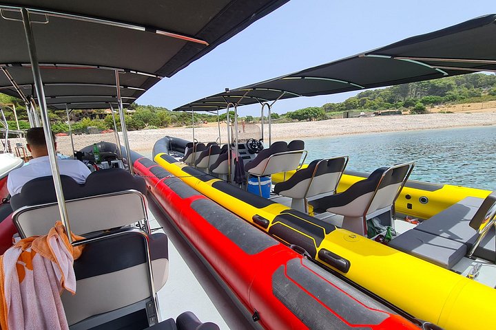 Speedboot-Tour von Split zur Blauen Grotte, Hvar und umliegenden Inseln, die atemberaubende Adriaküste und Aktivitäten zeigt, Foto 44 | wizardtrip