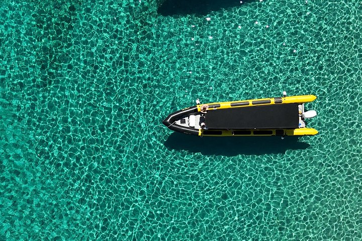 Speedboot-Tour von Split zur Blauen Grotte, Hvar und umliegenden Inseln, die atemberaubende Adriaküste und Aktivitäten zeigt, Foto 45 | wizardtrip